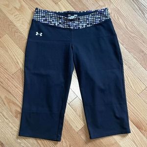 Under Armour Black Semi Fitted Cropped Capri Leggings Pants Yoga Workout